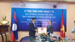 Bộ y tế việt nam tặng bộ y tế chdcnd lào 200.000 khẩu trang y tế