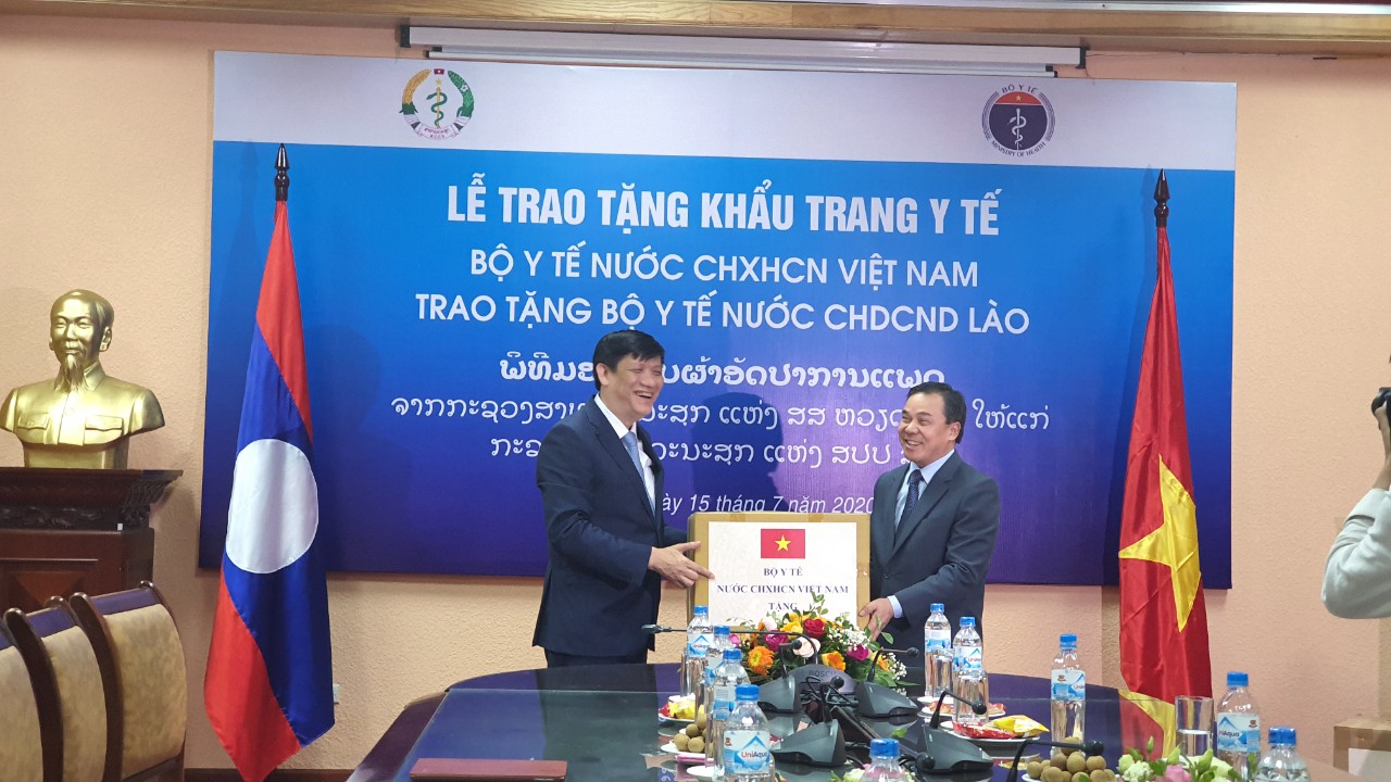 Bộ y tế việt nam tặng bộ y tế chdcnd lào 200.000 khẩu trang y tế